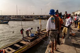 Accra;-Ghana;-Jamestown;-fishing-harbour;-unloading;-pirogue;-fishermen;-quay;-mooring;-harbour-activity;-Sino-Ghanaian-cooperation;-artisanal-fishing;-fishing-community;-daily-life;-Gulf-of-Guinea;-West-Africa;-historic-district;-documentary-photography;-Kaleidos;-Kaleidos-images;-La-parole-à-limage;-Stories-Pictures;-Tarek-Charara